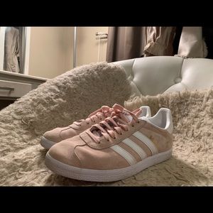 ADIDAS GAZELLE SNEAKER, PINK, SIZE 8